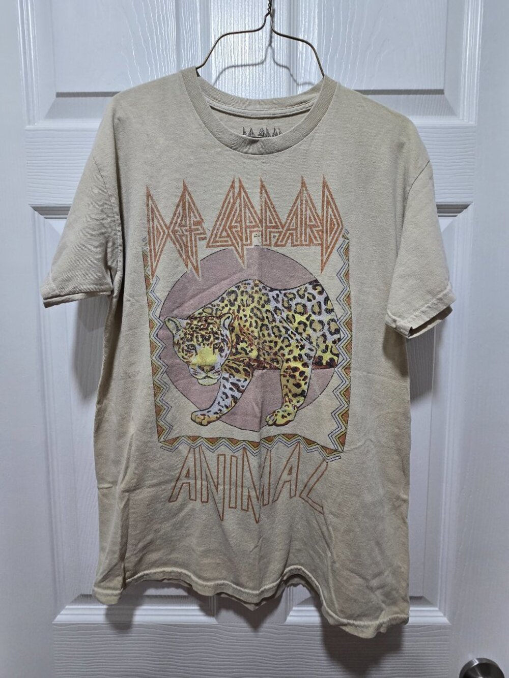 Def Leppard Tshirt Med Animal Rock Music Worn Faded Graphic